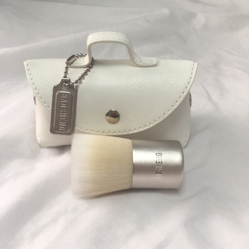 Host Pick🎉 NEW IN BOX  Kabuki Brush w/ Purse Case